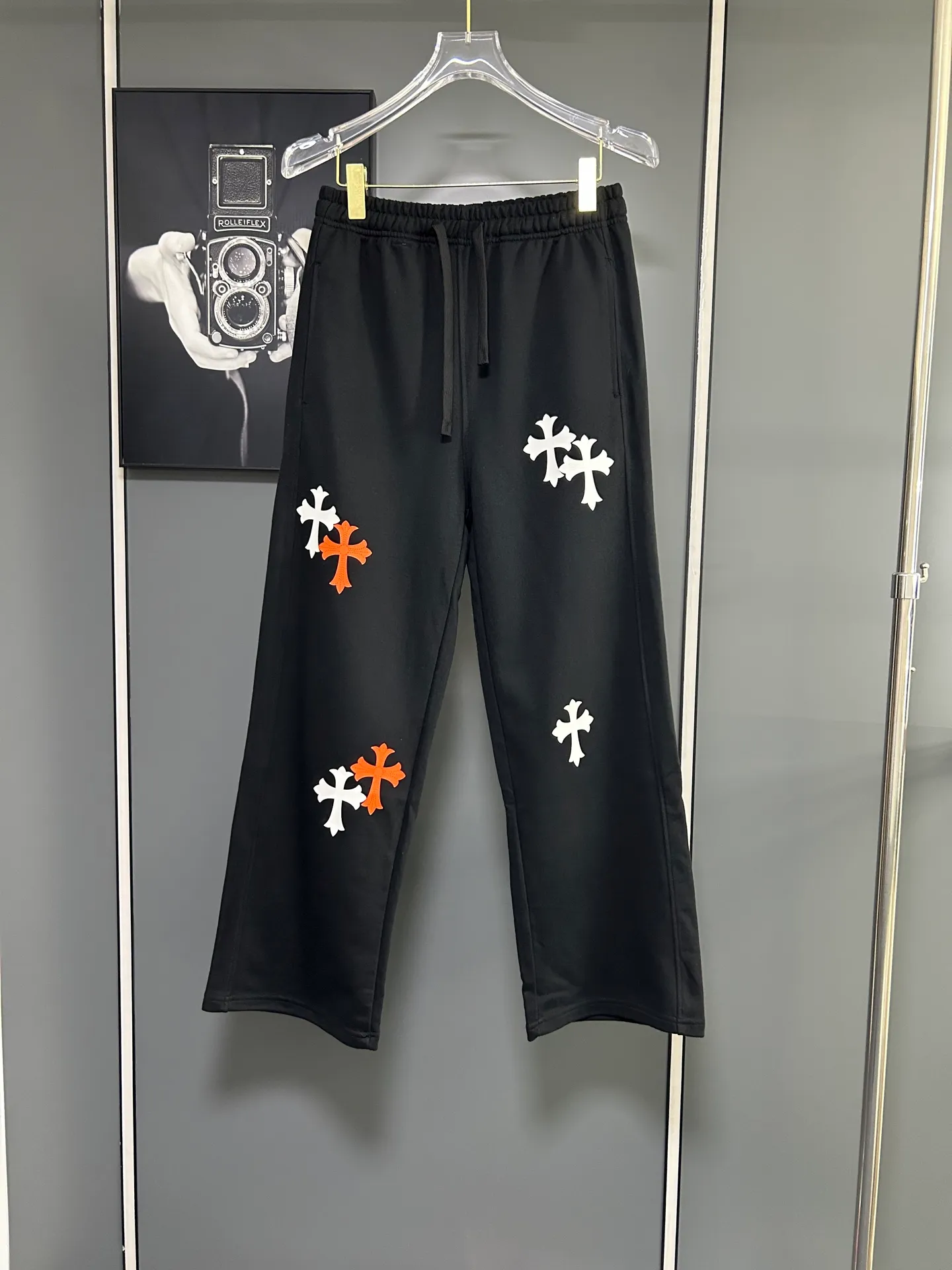 P220 Chrome Hearts 25 new colorful cross-mark loose straight trousers 2025 autumn and winter new embroidered elastic band casual trousers, customized fabrics at the counter. Made of 400g high-version terry fabric, with high breathability and comfort, impeccable details, no pilling and no deformation, brand element design concept, reflecting high quality. It feels delicate and soft! It presents casual tailoring, the same style for men and women, and the upper body shape is awesome! Size: S M L XL Color: Gray